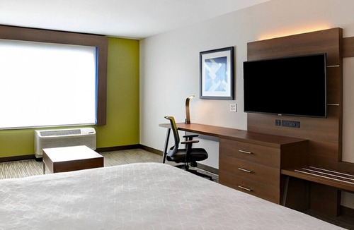 Ottawa House | Perfect Suite for Leisurely Getaway! Pool, Gym