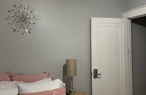 University City Apartment | Perfect unit for traveling professionals working in central St.Louis