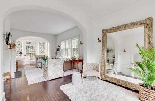 Jefferson Park Avenue House | Perfect UVA Location Historic Boone-White House