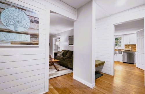 Fredericksburg House | Pet & family-friendly. Mid-term stays. Flexible terms