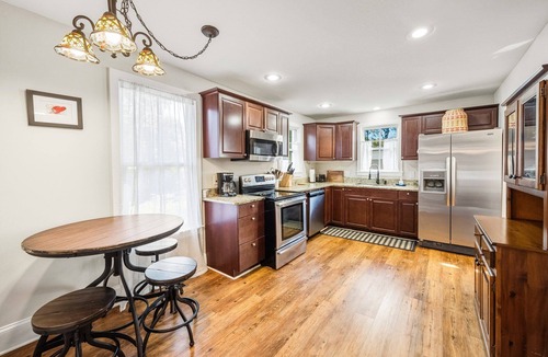 Georgetown House | Pet-friendly 105 year old home in historic Downtown Georgetown. Oak-lined streets.