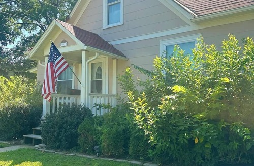 Manhattan House | Pet-Friendly 2BR | Fenced Yard | Near K-State & Aggieville