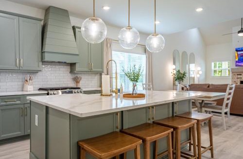 Emerson House | Pet-Friendly 4BR 5 Min to LakePoint with TV Room