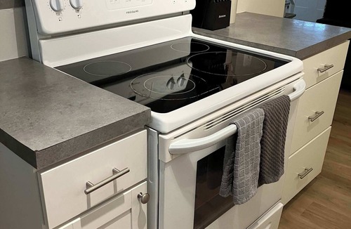 Joslyn Castle Apartment | Pet-Friendly Apartment Near Blackstone Dining & UNMC