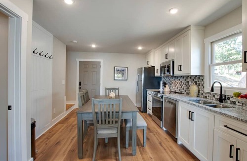 Groveoak Cabin | Pet-Friendly Cabin Ideal for Families with Jacuzzi and Lake Views in Alabama