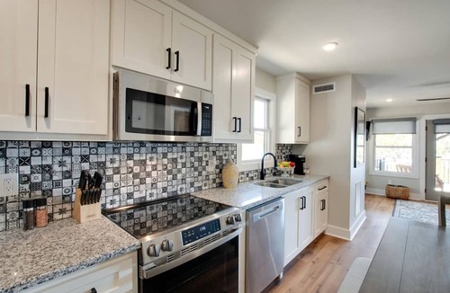 Groveoak Cabin | Pet-Friendly Cabin Ideal for Families with Jacuzzi and Lake Views in Alabama