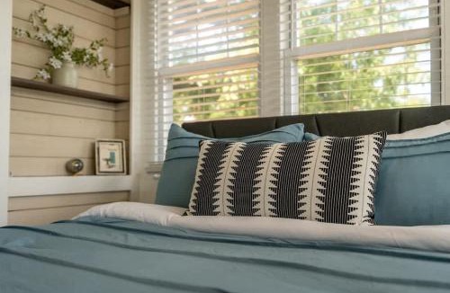 Annapolis House | Pet-Friendly Eastport Yard & Fire Pit