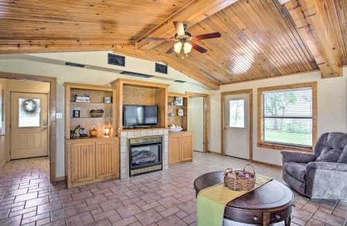 Calera House | Pet-Friendly Efficiency Cottage w/Pool!