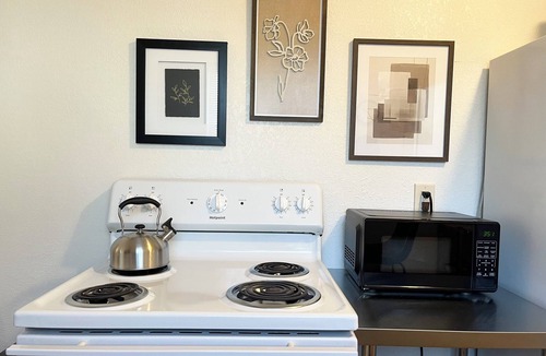 Kirksville Apartment | Pet-friendly Ground-lvl Queen laundry 30+days