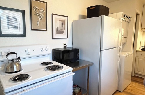 Kirksville Apartment | Pet-friendly Ground-lvl Queen laundry 30+days