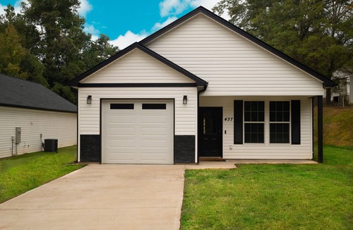 Woodruff House | Pet Friendly Home with fenced yard and 1 Car Garage