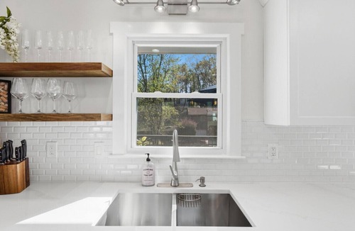 Woodstock House | Pet-Friendly King Bed 1mi to Downtown Woodstock