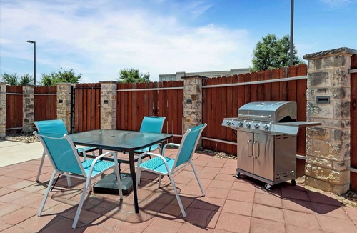 Pflugerville Hotel | Pet-Friendly King Room Near Typhoon Texas Waterpark Austin - 2.8 miles