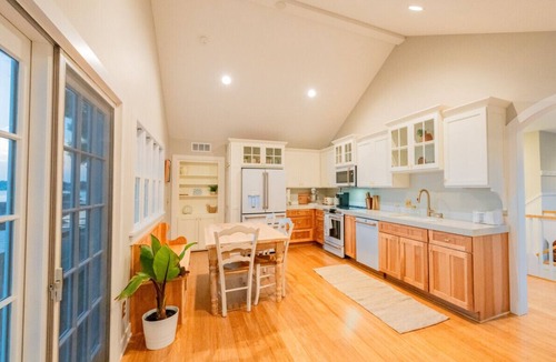 Waconia Cottage | Pet-Friendly Lakefront Cottage with kayaks
