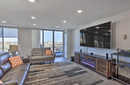 Downtown Omaha Apartment | Pet-Friendly Omaha Condo with Balcony and Views!
