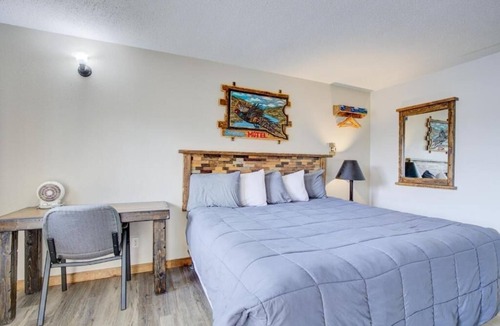 Chamberlain Hotel | Pet-Friendly Room Near Dining & Attractions Off I-90, w/Free Parking