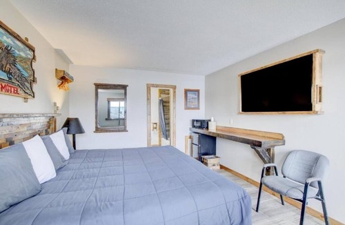 Chamberlain Hotel | Pet-Friendly Room Near Dining & Attractions Off I-90, w/Free Parking