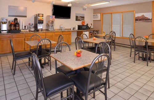 Atlantic Hotel | Pet-Friendly Room w/Complimentary Breakfast Near Iowa Western Community College