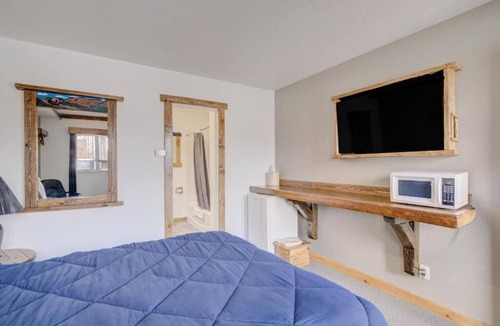 Chamberlain Hotel | Pet-Friendly Room w/Free Parking Near Missouri River Attractions