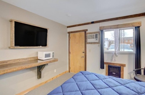 Chamberlain Hotel | Pet-Friendly Room w/Free Parking Near Missouri River Attractions