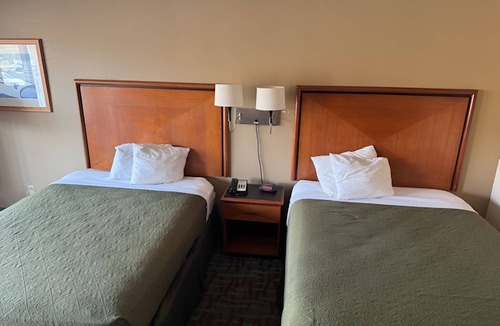 Harriman Hotel | Pet-Friendly Stay Near I-40 w/Free Parking & Breakfast - 3 Group-Friendly Rooms