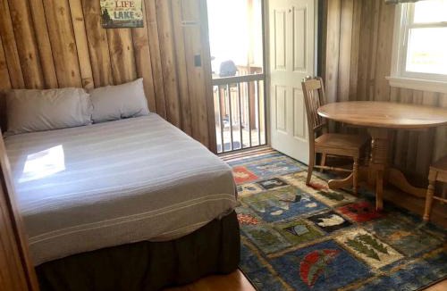 Hot Springs House | Pet-Friendly Studio Cabin with BBQ and Porch in South Dakota