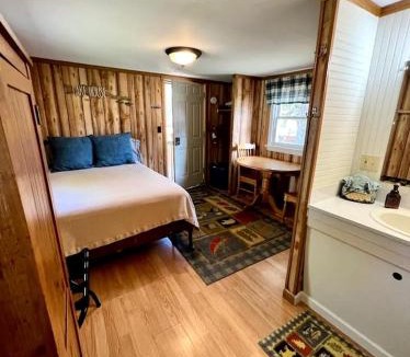 Hot Springs House | Pet-Friendly Studio Cabin with BBQ and Porch in South Dakota
