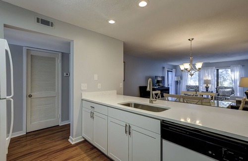 Palmetto Dunes Villa | Pet Friendly! 2 Bedroom/3 Bathroom Second Floor Updated Villa Close to Beach