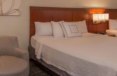 Rosslyn Hotel | Philips Collection Museum Tour! Pet-friendly, with Onsite Starbucks!