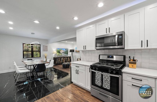 Twin Lakes House | Pine Point |10 Mins to Wilmot Ski | Pier |Lake Mary| Fire Pit| Artsy| Lakehouse| Grill |Walk to Lake