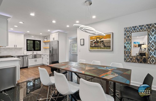 Twin Lakes House | Pine Point |10 Mins to Wilmot Ski | Pier |Lake Mary| Fire Pit| Artsy| Lakehouse| Grill |Walk to Lake