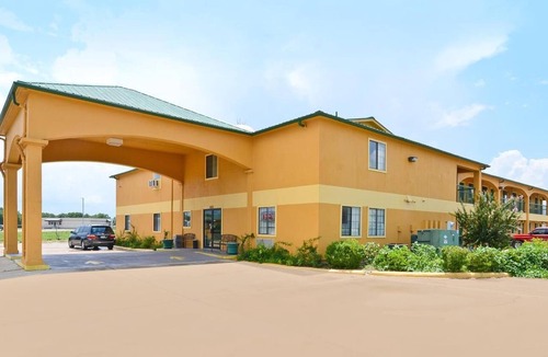 Smithville Hotel | Pine Point Inn & Suites