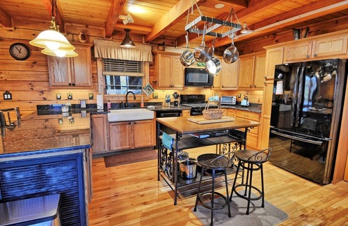 West Jefferson Cabin | Pinnacle Tree: Spacious 4BR cabin perfect for families and pet-friendly getaways.