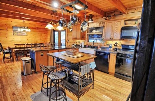 West Jefferson Cabin | Pinnacle Tree: Spacious 4BR cabin perfect for families and pet-friendly getaways.