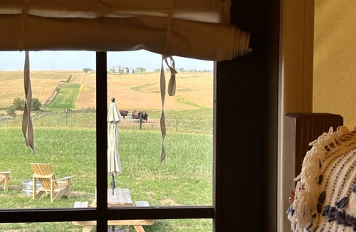 Poweshiek County Cabin | Pioneer's Dream~1883 Inspired~Covered Wagon~Bison~Private Bathroom~Heat and A/C
