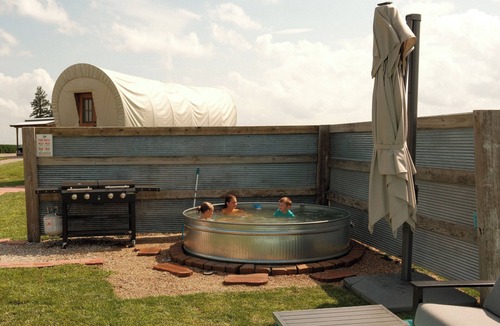 Poweshiek County Cabin | Pioneer's Dream~1883 Inspired~Covered Wagon~Bison~Private Bathroom~Heat and A/C