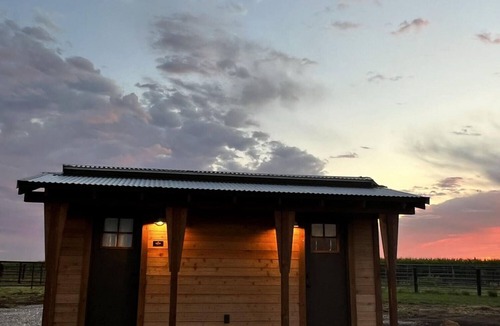 Poweshiek County Cabin | Pioneer's Dream~1883 Inspired~Covered Wagon~Bison~Private Bathroom~Heat and A/C