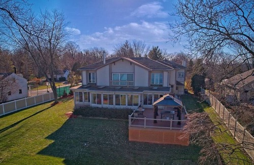 McHenry House | Pistakee Lake House Retreat on Chain O' Lakes