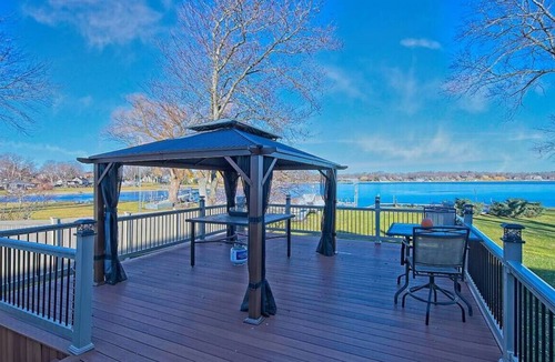 McHenry House | Pistakee Lake House Retreat on Chain O' Lakes