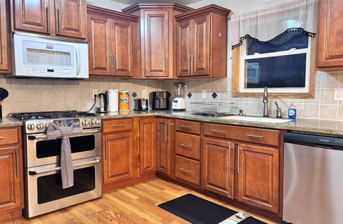 Wichita House | Place in East of Wichita. King Beds with Cinema & Harrison Park Views