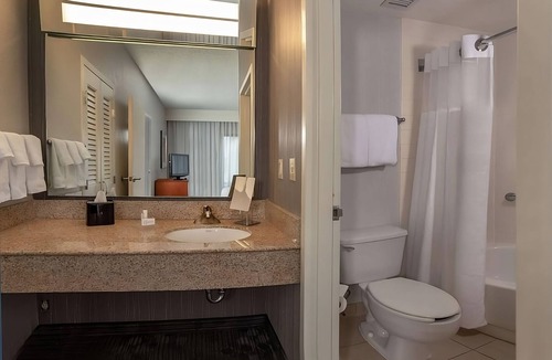 Newark Hotel | Play tennis at Elkton Indoor Tennis! Comfortable Unit with FREE Parking! Pool!