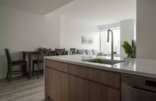 Greenpoint Apartment | Pleasant 1-bedroom @ waterfront tower in Greenpoint right across of Manhattan