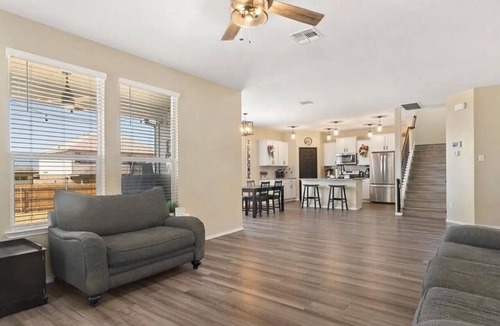 Temple House | Pleasant 2-bedrooms upstairs in a 5br/3b house with AC in charming Temple TX.