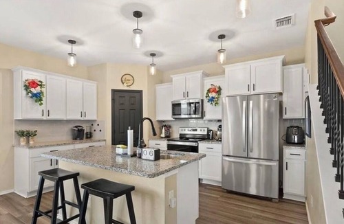 Temple House | Pleasant 2-bedrooms upstairs in a 5br/3b house with AC in charming Temple TX.