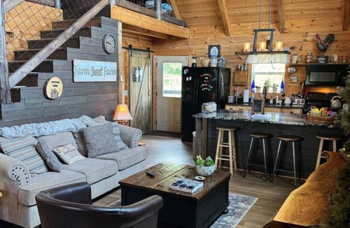 Madisonville Cabin | Pokeadot Cabin: Cozy Farm Stay w/Pool & Firepit