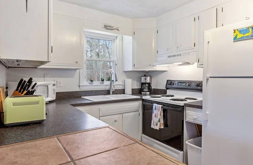 Brewster House | Pond Access, Fire Pit & Bikes, house with AC in charming Brewster