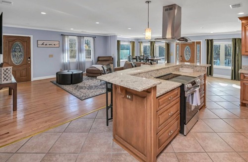Columbia House | Pond View Retreat | Bright & Spacious 3BR
