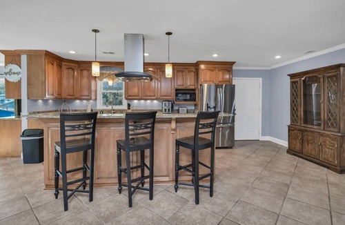 Columbia House | Pond View Retreat | Bright & Spacious 3BR