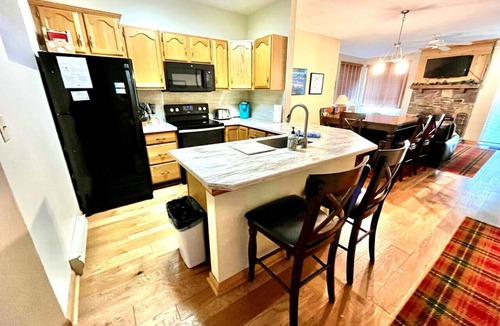 Hidden Valley Condo | Pool Access | Fireplace, Deck & A/C