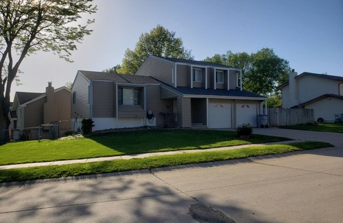 Chalco House | pool & nice S.W. Omaha home! easy access to I-80 hwy